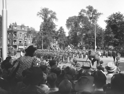 605516 Afbeelding van de parade (Church Parade) op het Janskerkhof te Utrecht na afloop van de plechtige dankdienst in ...